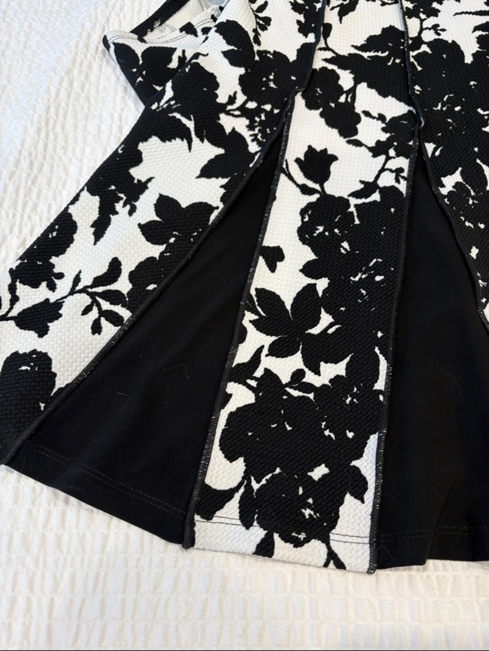 Joseph Ribkoff Black and White Floral Dress
Size 10 - Picture 4 of 4